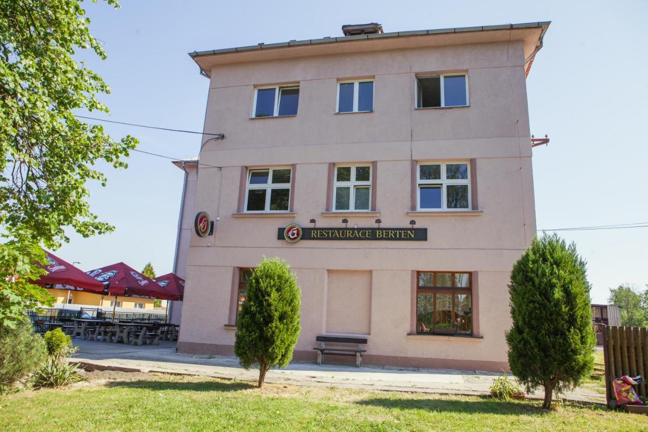 Pension Berten Strasice Strasice  Eksteriør bilde